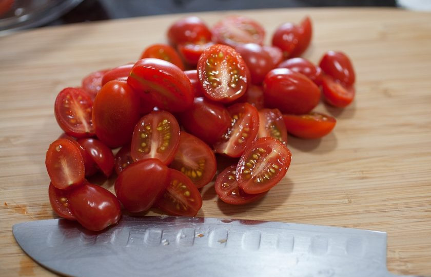 1. Этап. Кускус с курицей: Примерно пол-литра бульона верните в кастрюлю, поставьте на маленький огонь, всыпьте кускус и перемешайте. Оставьте под крышкой, выключив огонь. Тем временем помидоры порежьте половинками.