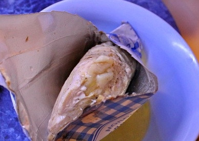 1. Этап. Куриный рулет в пакете из-под молока: Время варки вышло, аккуратно достаем пакет, остужаем и отправляем блюдо в холодильник на часов 5 для застывания. Затем разрезаем пакет.