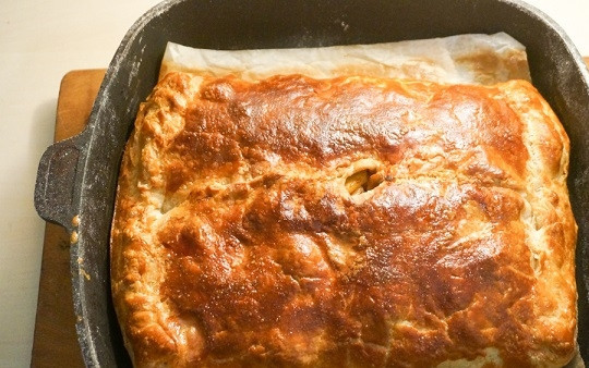 1. Этап. Быстрый мясной пирог: 12. Запекается быстрый мясной пирог в домашних условиях около получаса до образования румяной корочки.