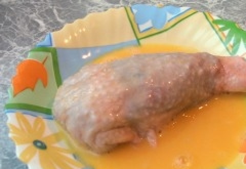1. Этап. Фаршированный окорок куриный: В миску вбиваем яйцо и обмакиваем полученные фаршированные окорока.