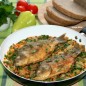 Жареные караси с овощами и рисом