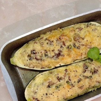 1. Этап. Кабачки, фаршированные рисом и тушенкой: Приятного аппетита!