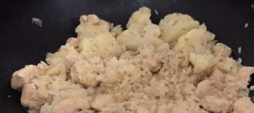 1. Этап. Ужин на всю семью за 25 минут: 3. Разогрейте растительное масло на сковороде, высыпьте мясо с капустой и рисом, добавьте воду и тушите до готовности на среднем огне. По желанию приготовьте легкий салат из помидоров, зелени, семян льна и огурцов. Приятного аппетита!