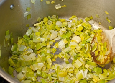 1. Этап. Суп с луком-порей: 3. Обжаривайте его несколько минут. Очистите картофель и нарежьте его кубиками.