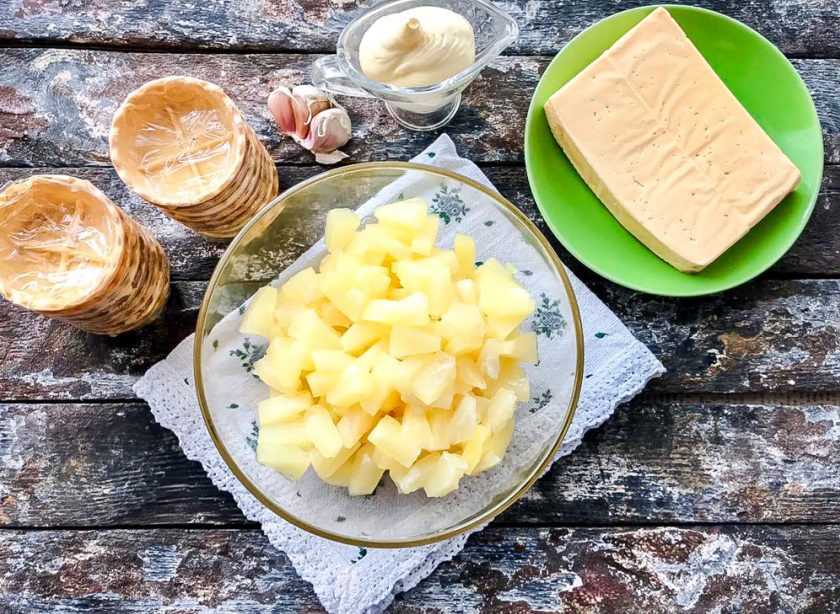 1. Этап. Тарталетки с сыром, ананасом и чесноком: Подготовьте все необходимые ингредиенты.