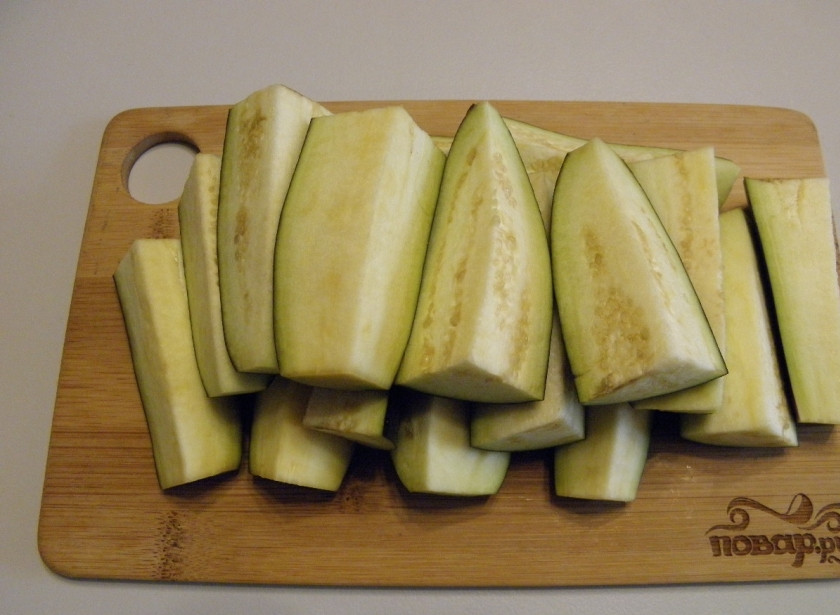 1. Этап. Синенькие с морковкой по-корейски на зиму: Баклажаны порежьте на 8 частей.