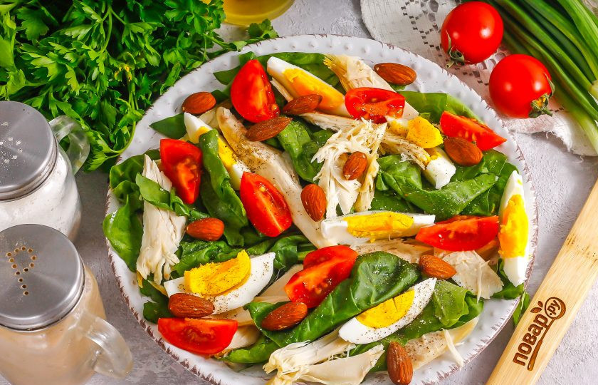 1. Этап. Салат с миндалем и курицей: Выложите на салат миндаль. Если у вас есть свободное время, то заранее слегка поджарьте его на сковороде и обязательно попробуйте, чтобы не был горьким.