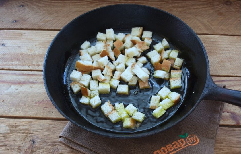 1. Этап. Чудесная закуска из жареного хлеба и яйца: На разогретую сковороду влейте немного растительного масла. Когда масло разогреется, добавьте нарезанный хлеб. Обжарьте его с маслом.