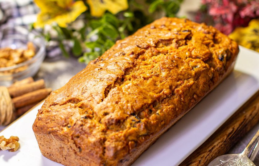 1. Этап. Морковный кекс с орехами: Нарежьте на кусочки и подавайте к столу.