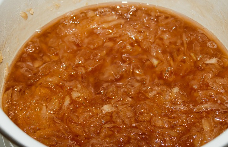 1. Этап. Варенье из яблок без кожуры: Когда все яблоки окажутся в кастрюле, тщательно перемешайте массу и доведите до кипения. Далее варить до загустения 30-40 минут, периодически помешивая. Готовность проверить, капнув каплю на тарелку. Если капля не растекается - варенье готово! В самом конце добавляем лимонную кислоту.