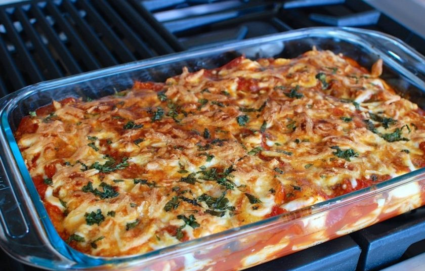 1. Этап. Маникотти из блинов с сырной начинкой: 11. Накройте форму фольгой и отправьте в духовку на 30-40 минут, запекайте при 180 градусах. В последние 10 минут удалите фольгу, чтобы получилась красивая корочка. Подавайте блюдо горячим к столу.