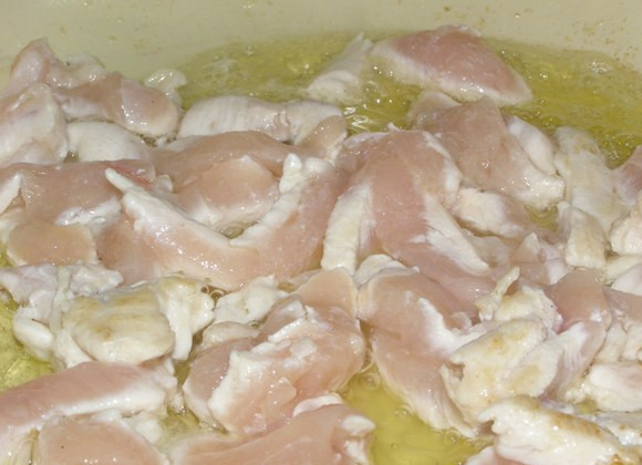 1. Этап. Фрикасе из курицы с шампиньонами: Разогреваем на сковороде на среднем огне сливочное и растительное масло. Обжариваем на этой смеси масел кусочки куриного филе минут 5-6.