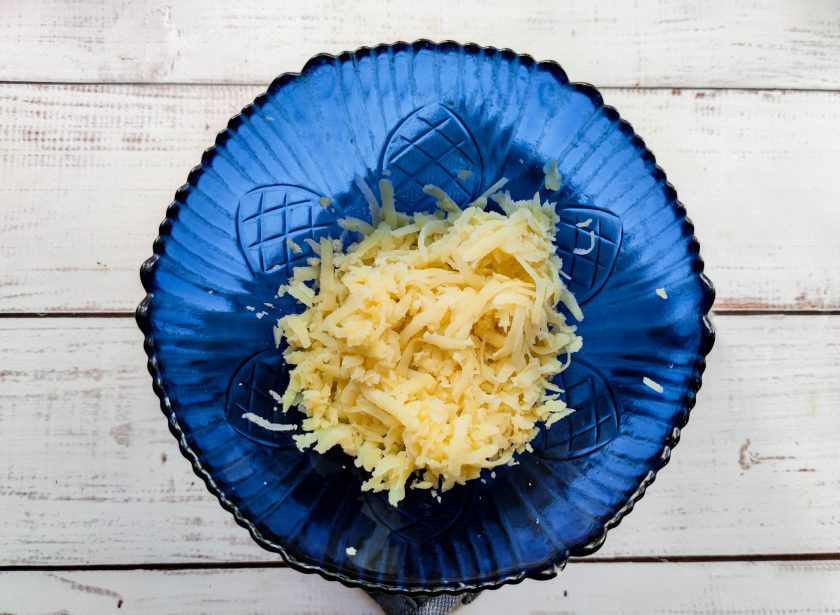 1. Этап. Котлеты из кабачков на пару: Картофель очистите от кожуры и натрите на средней терке.