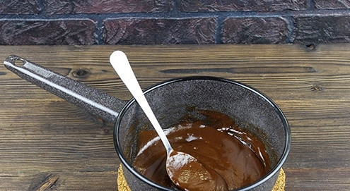 1. Этап. Торт Графские развалины со сметаной: Готовим глазурь. Для этого соединяем сметану, масло, сахар и какао-порошок. Хорошенько все перемешиваем и ставим массу на слабый огонь. Доводим глазурь до однородной текстуры.