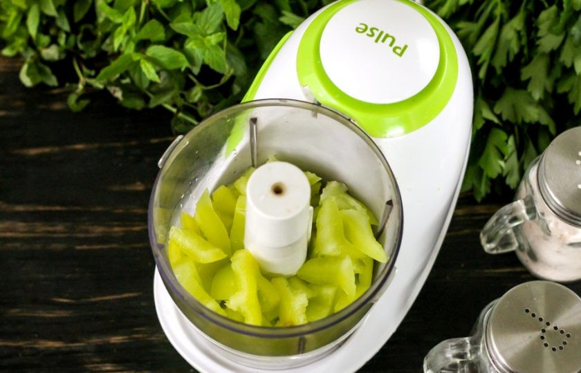 1. Этап. Баранина с мятным соусом: В это время очистите зеленый болгарский перец от семян, срезав крышечку. Промойте его и нарежьте небольшими кубиками в чашу измельчителя.