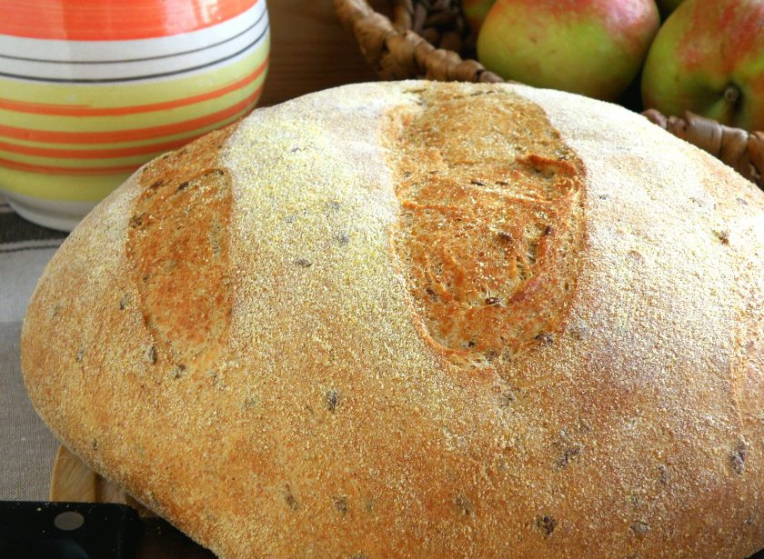 1. Этап. Отрубной хлеб на горчичном масле: Хлеб вкусен горячим, но после часов 6 вкус становится ярче и насыщеннее.