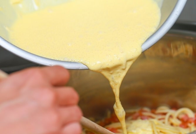 1. Этап. Вкусные спагетти: 7. И вылейте соус.