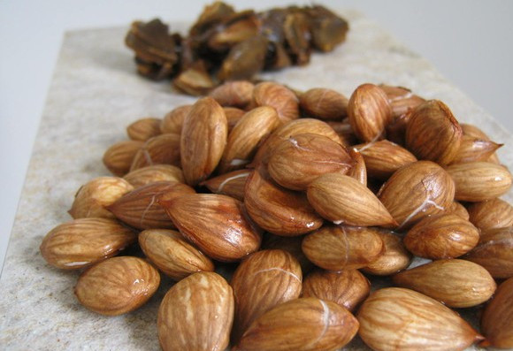 1. Этап. Варенье из абрикосов без воды: Аккуратно раскалываем каждую косточку при помощи молотка и достаем ядро.