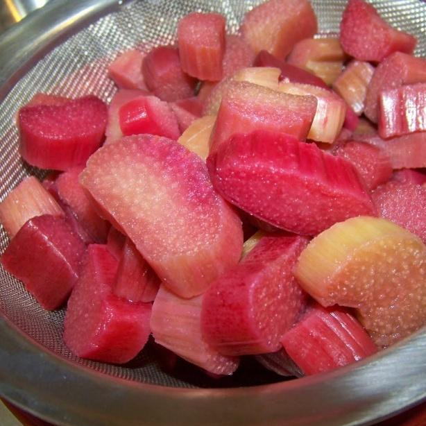 1. Этап. Запеканка с клубникой и ревенем: 1. Разогреть духовку со стойкой в центре до 175 градусов. Выстелить форму пергаментной бумагой или силиконовым ковриком, поместить форму на противень. Мелко нарезать имбирь и грецкие орехи. Смешать муку, коричневый сахар, овсяные хлопья, молотый имбирь, соль и корицу в большой миске. Добавить грецкие орехи и нарезанный имбирь, затем залить растопленным сливочным маслом. Используя вилку, перемешать все ингредиенты. Ложкой выложить половину смеси в форму и разровнять. Сделать начинку. Очистить и нарезать ревень на куски толщиной 1 см.