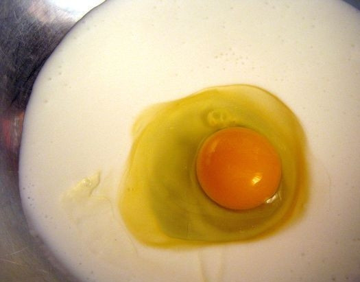 1. Этап. Бездрожжевое тесто для сладкого пирога: 4. Добавляем яйцо и перемешиваем.