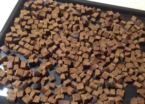 1. Этап. Квас из сухарей: Хлеб нарезаем небольшими кубиками и подсушиваем в духовке. Можно даже слегка пережарить, чтоб появился горьковатый привкус.