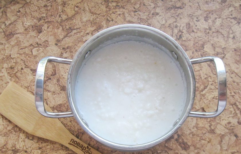 1. Этап. Рисовая молочная каша как в детском саду: Варите рисовую кашу с молоком до загустения.