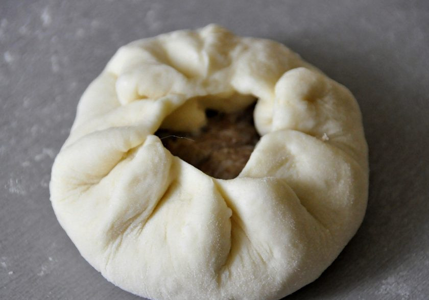 1. Этап. Кайнары: Соберите концы теста к центру, образуя отверстие.