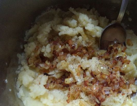 1. Этап. Сибирский рыбный пирог: 4. Смешиваем зажарку с картофельным пюре и хорошо перемешиваем до состояния однородной массы.