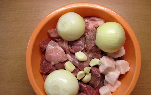 1. Этап. Фарш из свинины: Моем и очищаем лук и чеснок.