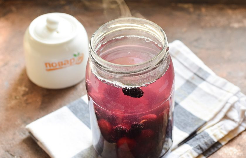 1. Этап. Компот из вишни и шелковицы на зиму: На плите вскипятите чистую воду, залейте крутой кипяток в банку, на горлышко набросьте крышку и оставьте на 10 минут. Спустя время воду слейте в кастрюлю, доведите до кипения и верните в банку, снова оставьте на 10 минут в покое.