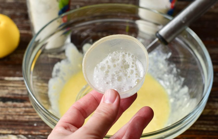 1. Этап. Печенье Творожные платочки: Перемешайте и добавьте соду, которую погасите уксусом.