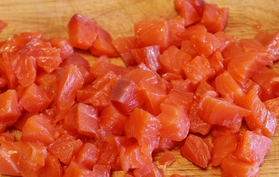 1. Этап. Салат с лососем и сыром: Нарезаем кусочками (небольшими кубиками) лосося.