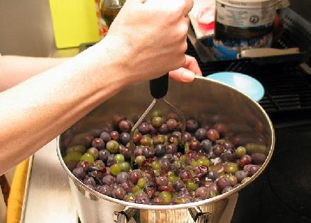 1. Этап. Виноградное желе: Добавьте немного воды и раздавите виноград.