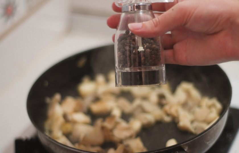 1. Этап. Суп с брокколи и грибами: Поперчите, посолите грибы. Добавьте к ним зубчик чеснока, целиком. Потушите ещё немного. Минуты три.