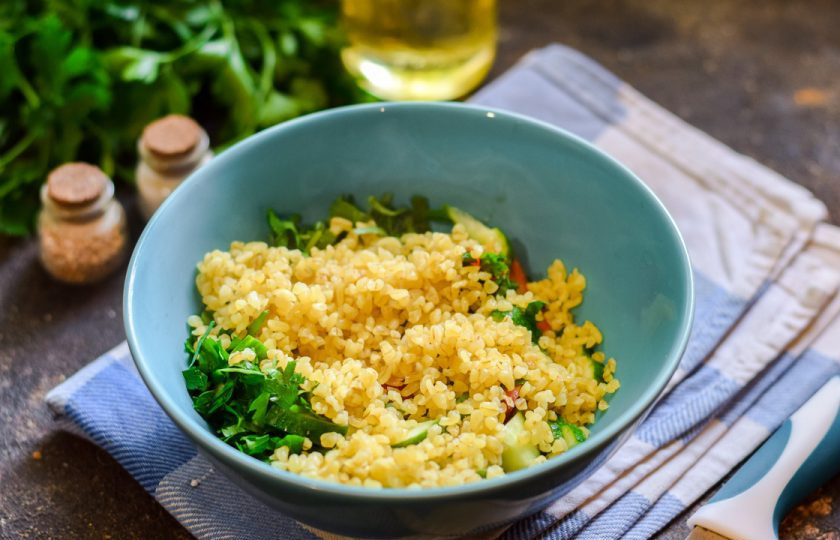 1. Этап. Салат с булгуром и тунцом: Следом добавьте в салат булгур, который уже остыл.