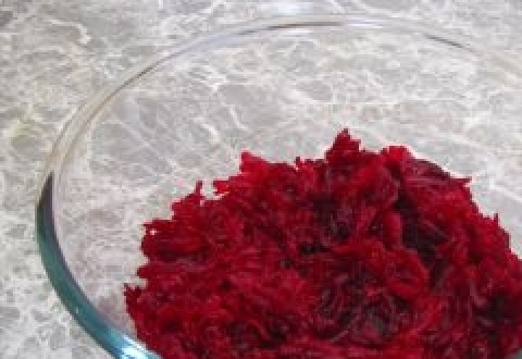 1. Этап. Свекла с черносливом: Очищаем охлажденную свеклу и натираем на терке.