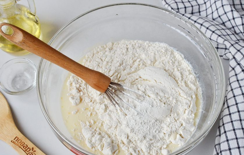 1. Этап. Блинчики с фруктовой начинкой: Добавьте муку, разрыхлитель, взбейте венчиком тесто до исчезновения комочков.