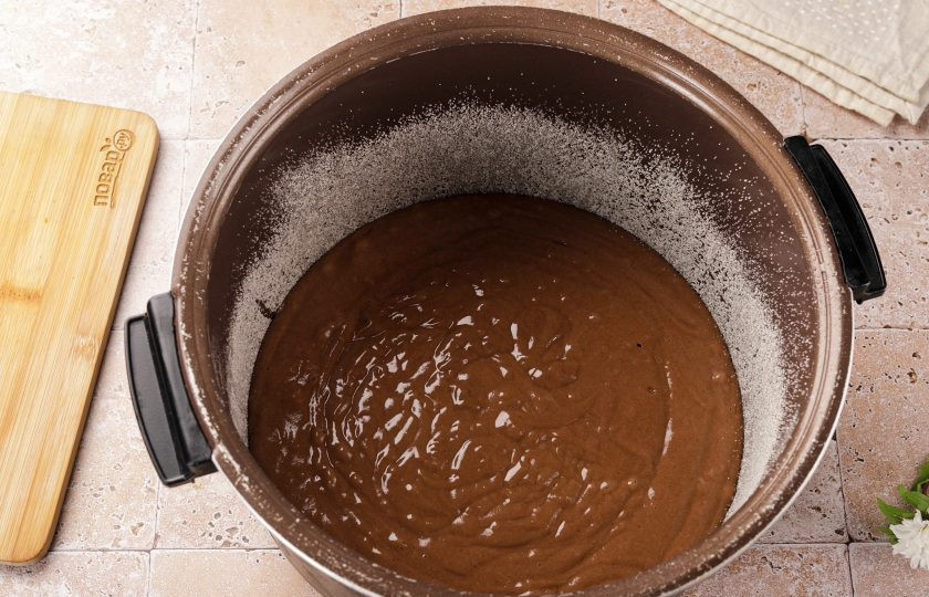 1. Этап. Пирог Для мамы: Форму для запекания смажьте маслом, дно и бока присыпьте мукой или манкой. Я буду печь в мультиварке, но вы можете приготовить пирог и в духовке. Вылейте тесто. Если готовите в мультиварке, готовьте на режиме 