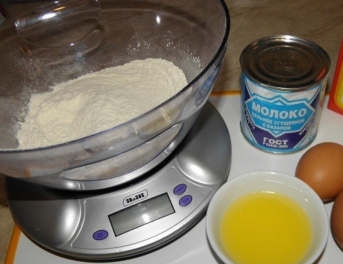 1. Этап. Бисквитные коржи со сгущенкой: Для приготовления этого блюда вам понадобятся нехитрые ингредиенты, которые практически у всех всегда есть под рукой. Главное, чтобы все они были максимально свежими и качественными.