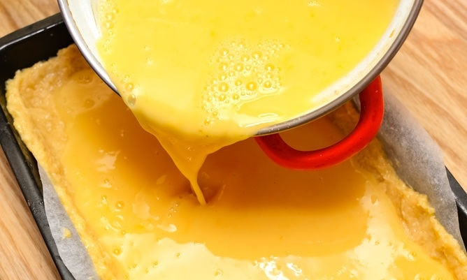 1. Этап. Быстрый лимонный пирог: 11. Вылейте аккуратно начинку. При желании можете добавить сверху несколько ломтиков лимона.