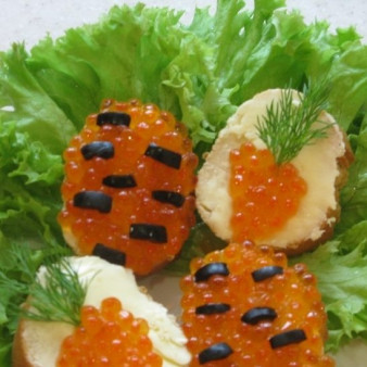 Маленькие бутерброды с икрой