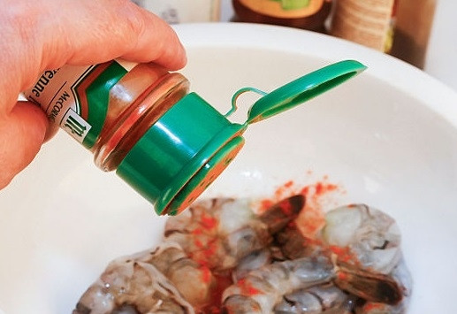 1. Этап. Креветки на гриле: 4. Очищенные креветки выложите в миску и залейте оливковым маслом или лимонным соком с любимыми специями.