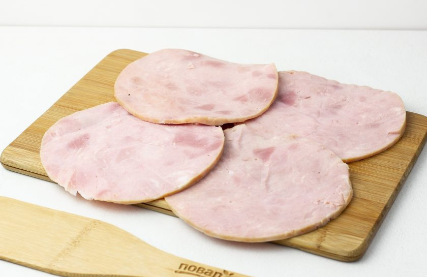 1. Этап. Говядина Веллингтон Гордона Рамзи: Ветчину выкладываем внахлест друг на друга.