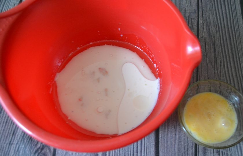 1. Этап. Морковные шаньги: В теплое молоко добавьте соль, сахар (2 ст.л.), влейте растительное масло. Разболтайте одно яйцо и влейте половину в тесто.