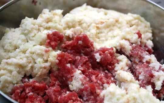 1. Этап. Котлеты из баранины: Смешиваем бараний фарш, измельченный лук и размоченный в молоке белый хлеб. Перемешиваем хорошенько.