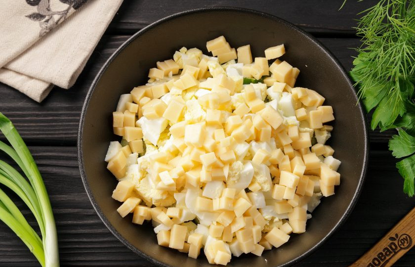 1. Этап. Салат с тунцом, кукурузой и сыром: Сыр нарежьте кубиком, примерно такого же размера, как остальные ингредиенты.