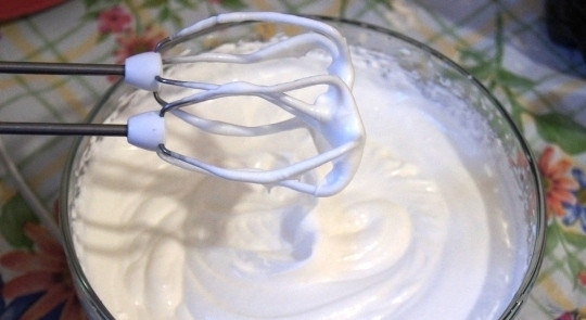 1. Этап. Бисквитный рулет с вишней: Для крема вам необходимо взбить с сахарной пудрой жирные сливки на самых медленных оборотах миксера, иначе крем может расслоиться и начинка бисквита будет испорчена.