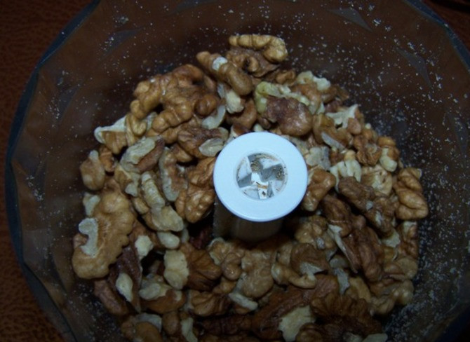 1. Этап. Пахлава домашняя: Орехи измельчаем.