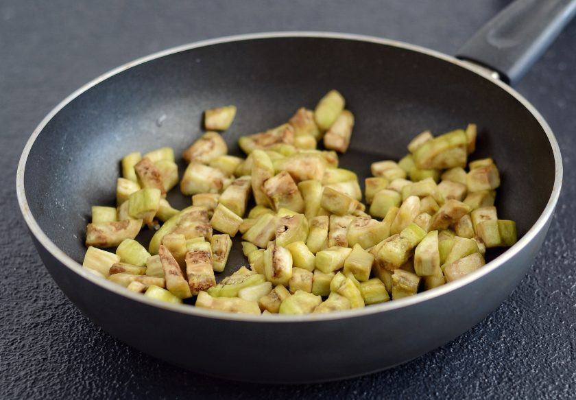 1. Этап. Паштет из баклажанов: Затем обжарьте вместе с чесноком на среднем огне до полной готовности.