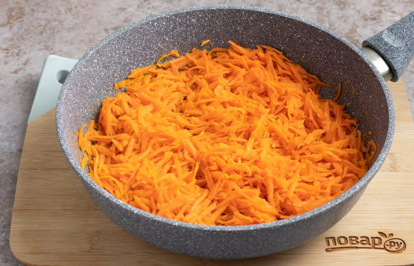 1. Этап. Паштет из моркови с грецкими орехами: Разогрейте сковороду на среднем огне с растительным маслом и начните обжаривать морковь. Спустя 6-7 минут добавьте измельченный чеснок, все специи и соль.